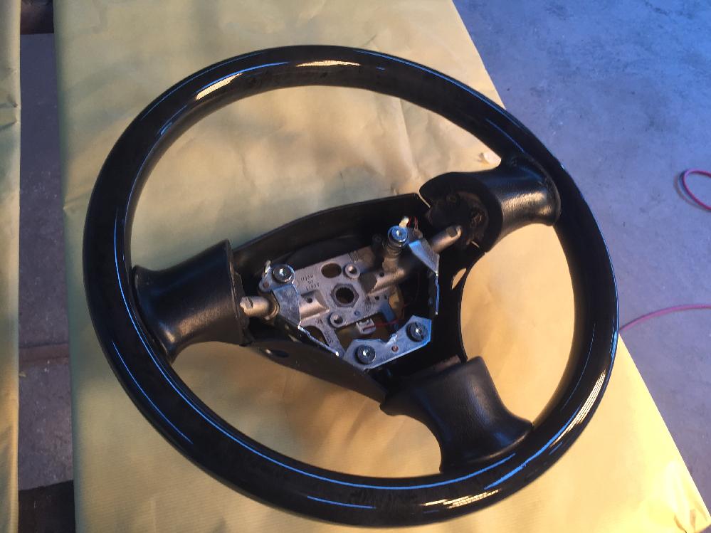 ライトベージュのウッドステアリングをブラックウッド調に イージーグラフィックスにて施工